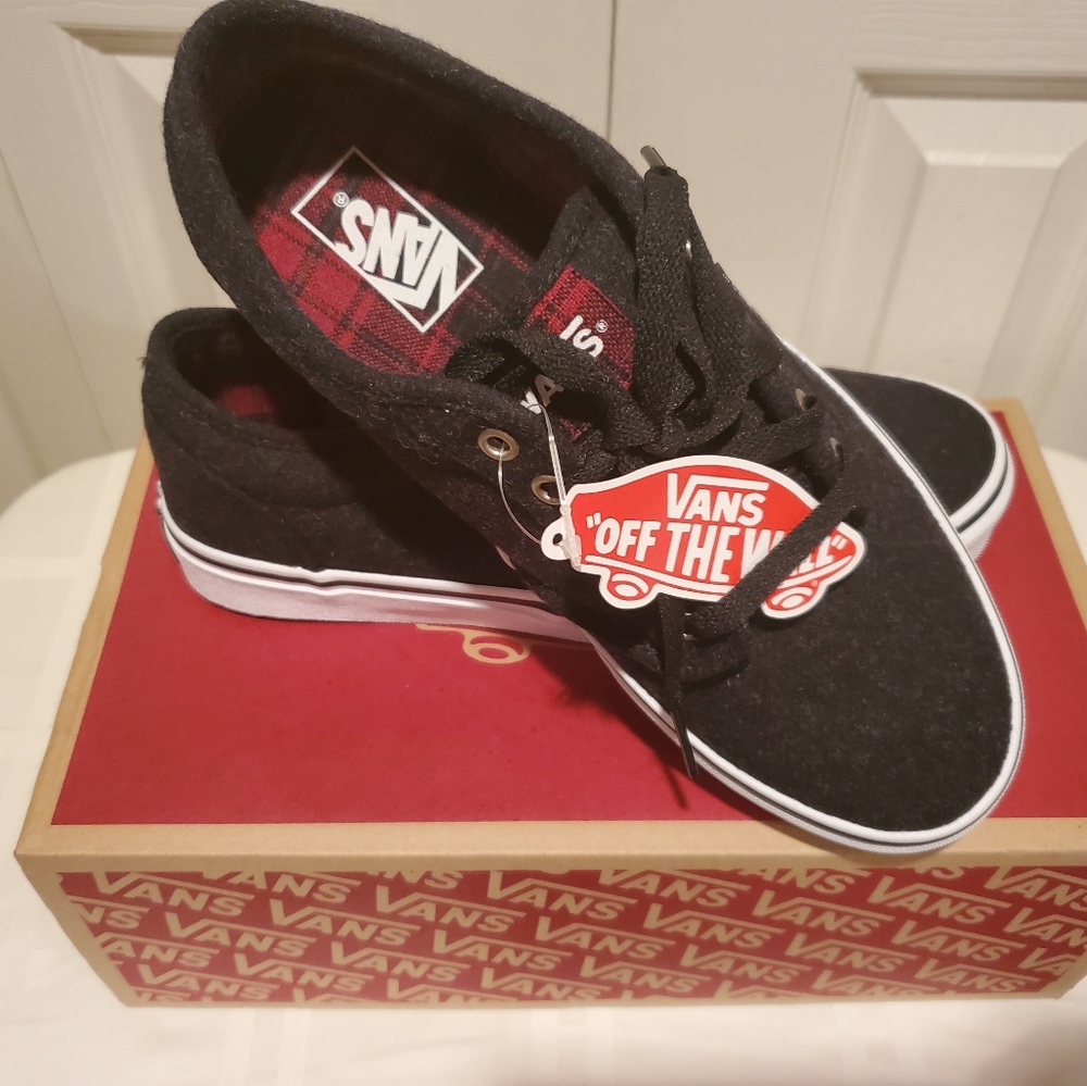 Sneakers - Picture 4 of 5